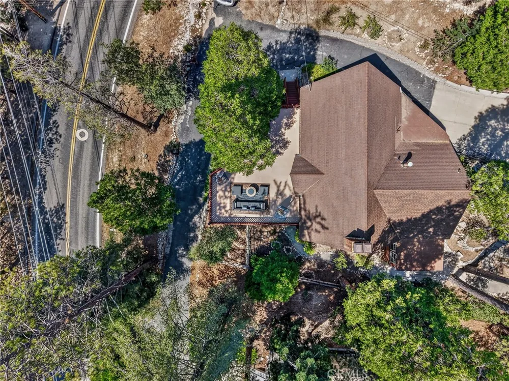 615 Grass Valley Rd Lake Arrowhead, CA 92352