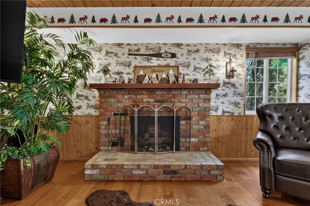 615 Grass Valley Rd Lake Arrowhead, CA 92352