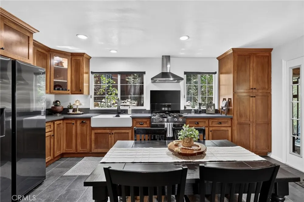 615 Grass Valley Rd Lake Arrowhead, CA 92352
