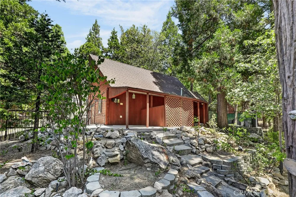 615 Grass Valley Rd Lake Arrowhead, CA 92352