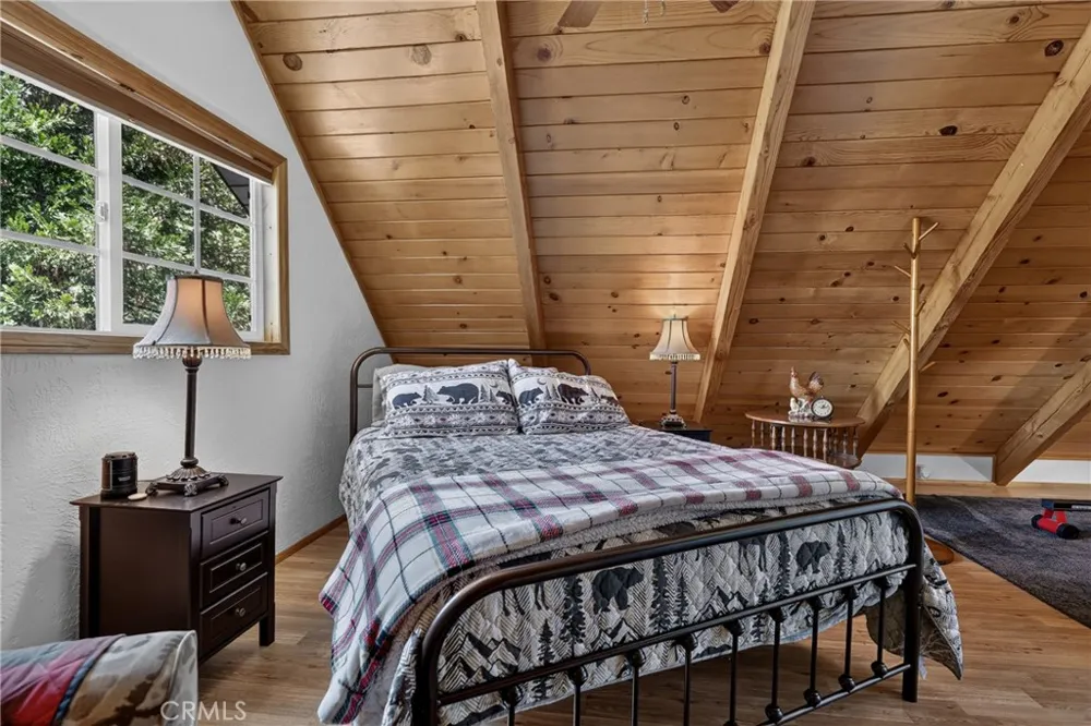 615 Grass Valley Rd Lake Arrowhead, CA 92352