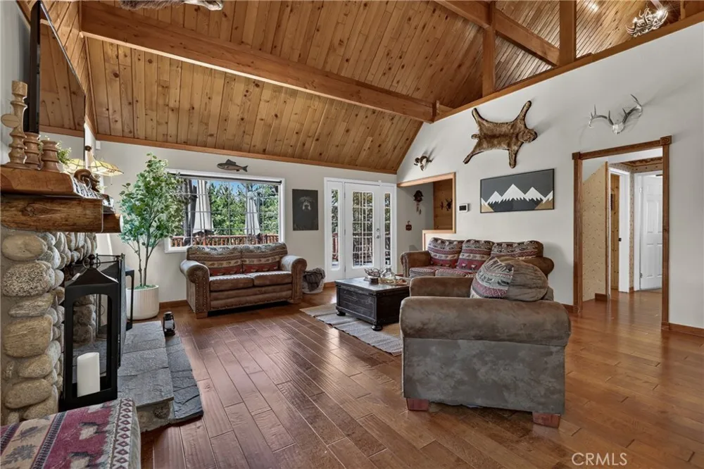 615 Grass Valley Rd Lake Arrowhead, CA 92352