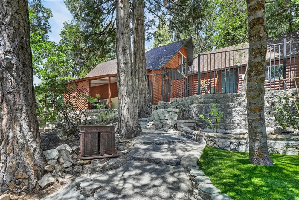 615 Grass Valley Rd Lake Arrowhead, CA 92352