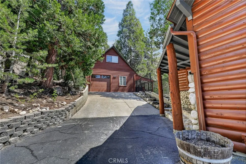 615 Grass Valley Rd Lake Arrowhead, CA 92352