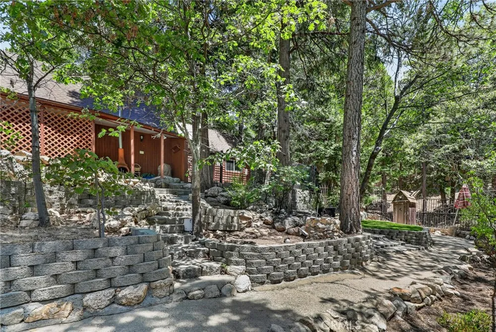 615 Grass Valley Rd Lake Arrowhead, CA 92352