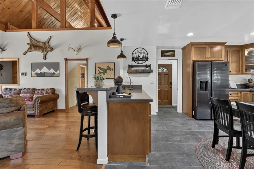 615 Grass Valley Rd Lake Arrowhead, CA 92352