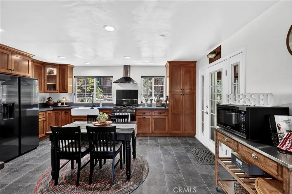 615 Grass Valley Rd Lake Arrowhead, CA 92352