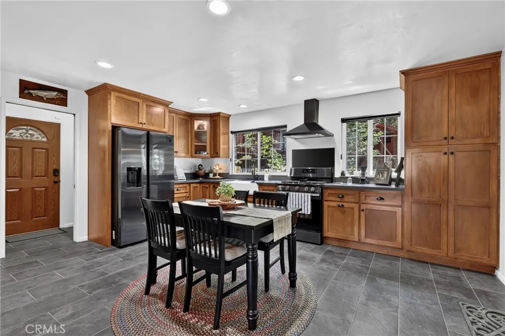 615 Grass Valley Rd Lake Arrowhead, CA 92352