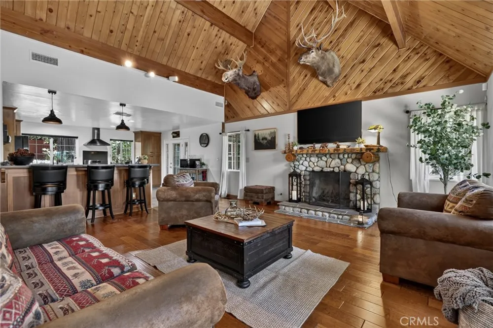 615 Grass Valley Rd Lake Arrowhead, CA 92352
