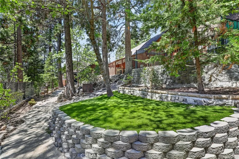 615 Grass Valley Rd Lake Arrowhead, CA 92352