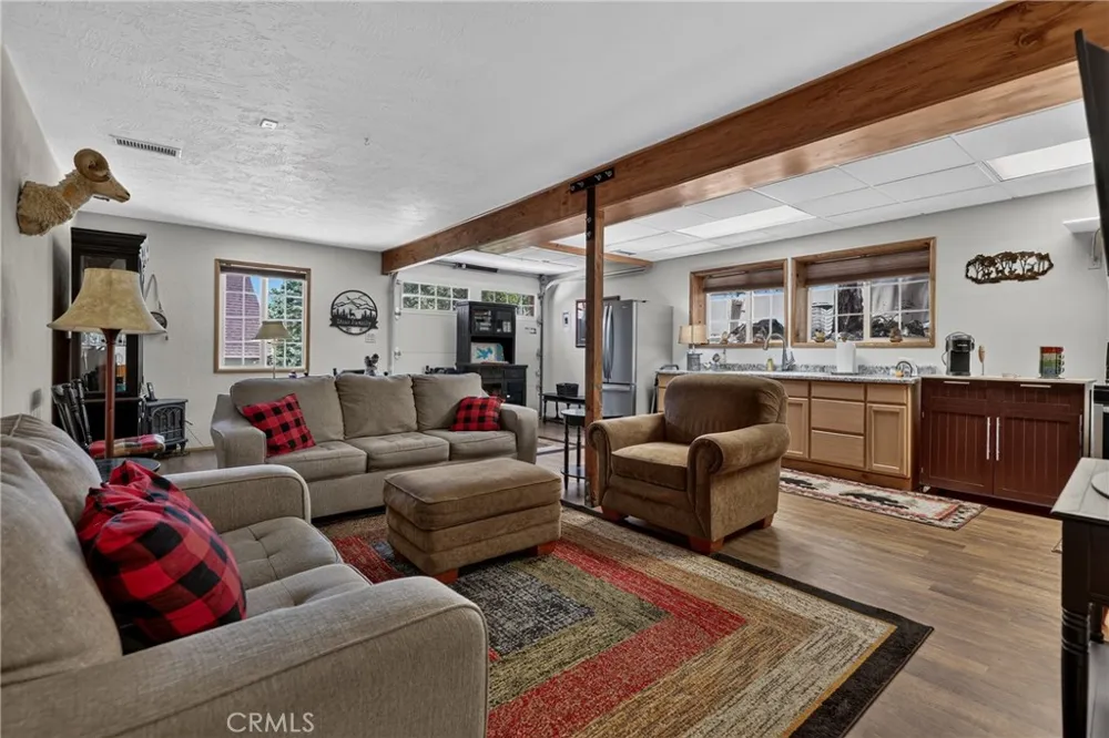 615 Grass Valley Rd Lake Arrowhead, CA 92352