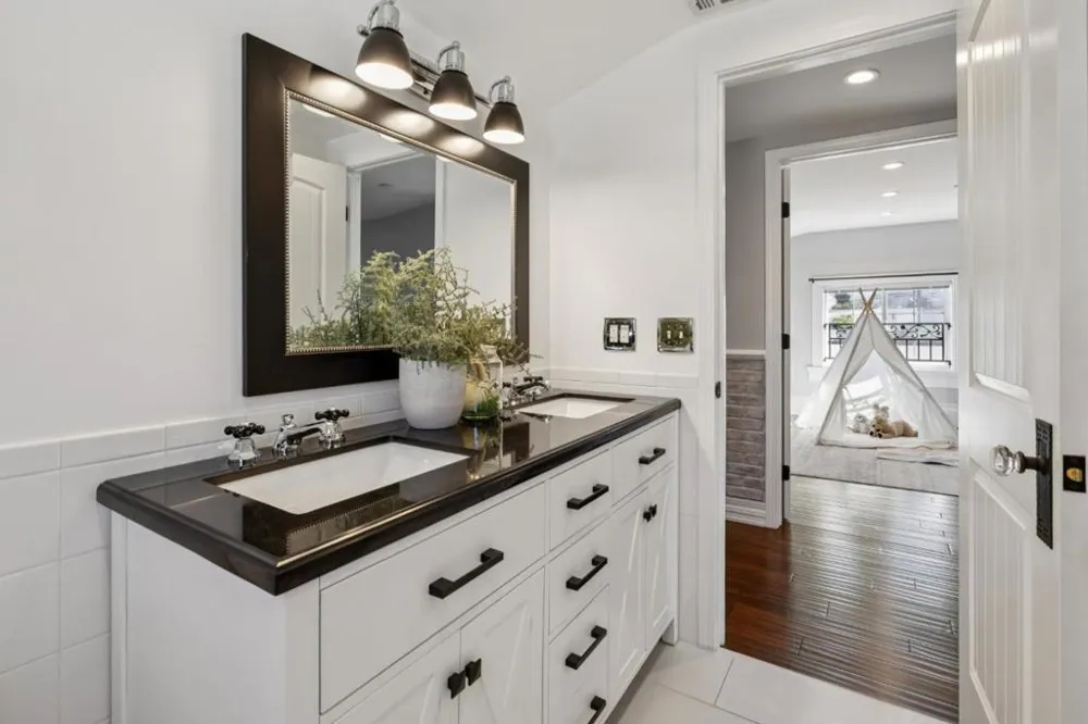 917 Howard Avenue Burlingame, CA 94010