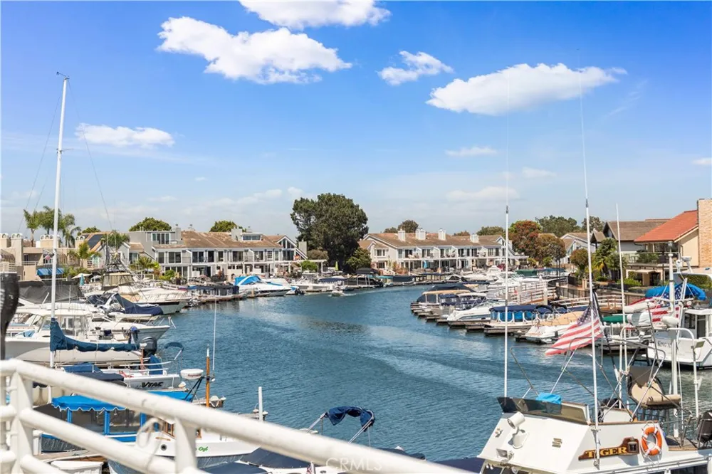 3382 Tempe Drive Huntington Beach, CA 92649