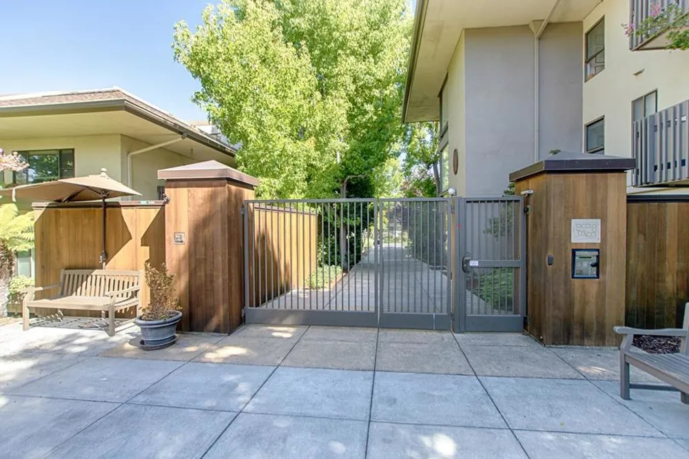 2140 Santa Cruz Avenue #B106 Menlo Park, CA 94025