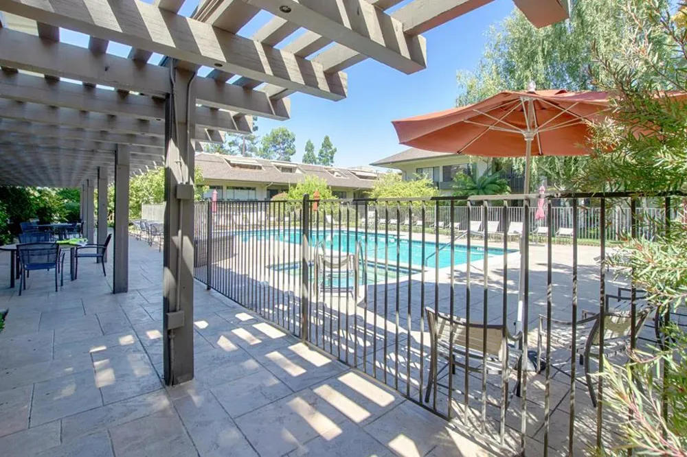 2140 Santa Cruz Avenue #B106 Menlo Park, CA 94025