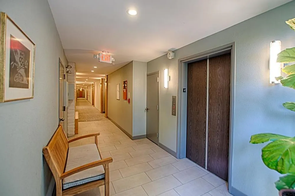 2140 Santa Cruz Avenue #B106 Menlo Park, CA 94025