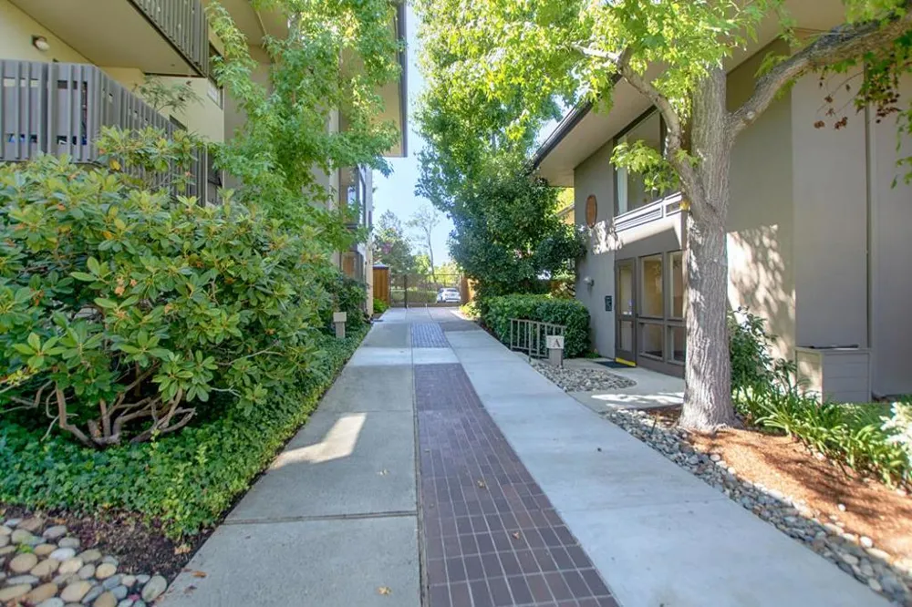2140 Santa Cruz Avenue #B106 Menlo Park, CA 94025