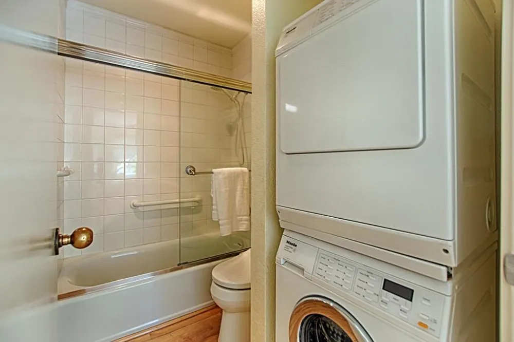 2140 Santa Cruz Avenue #B106 Menlo Park, CA 94025