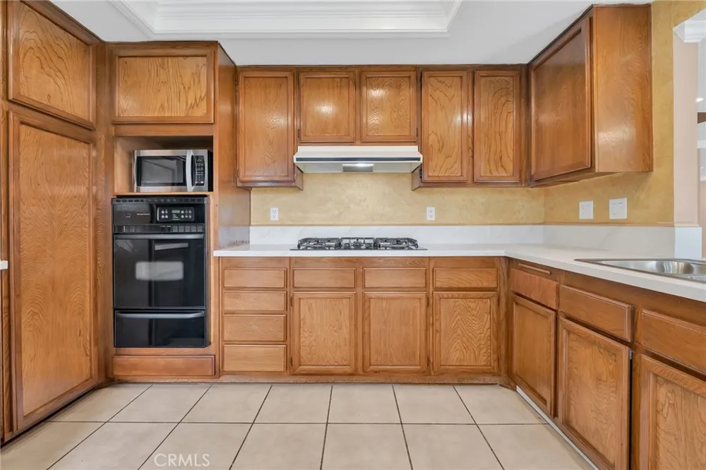 32 Rising Hill Road Pomona, CA 91766