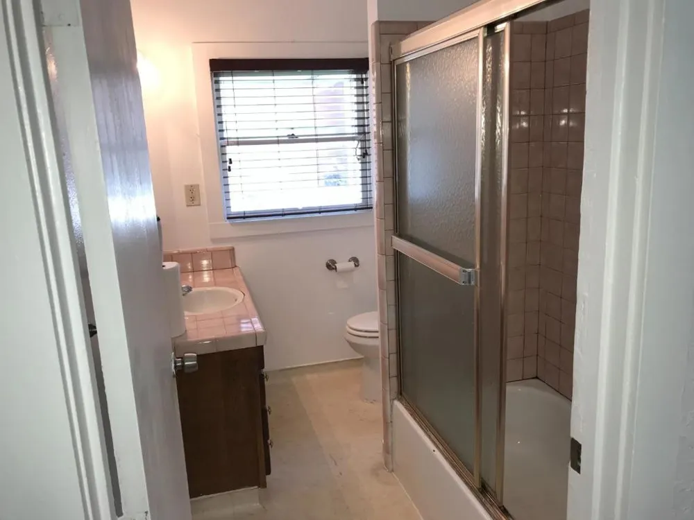 208 Yosemite Avenue Modesto, CA 95351