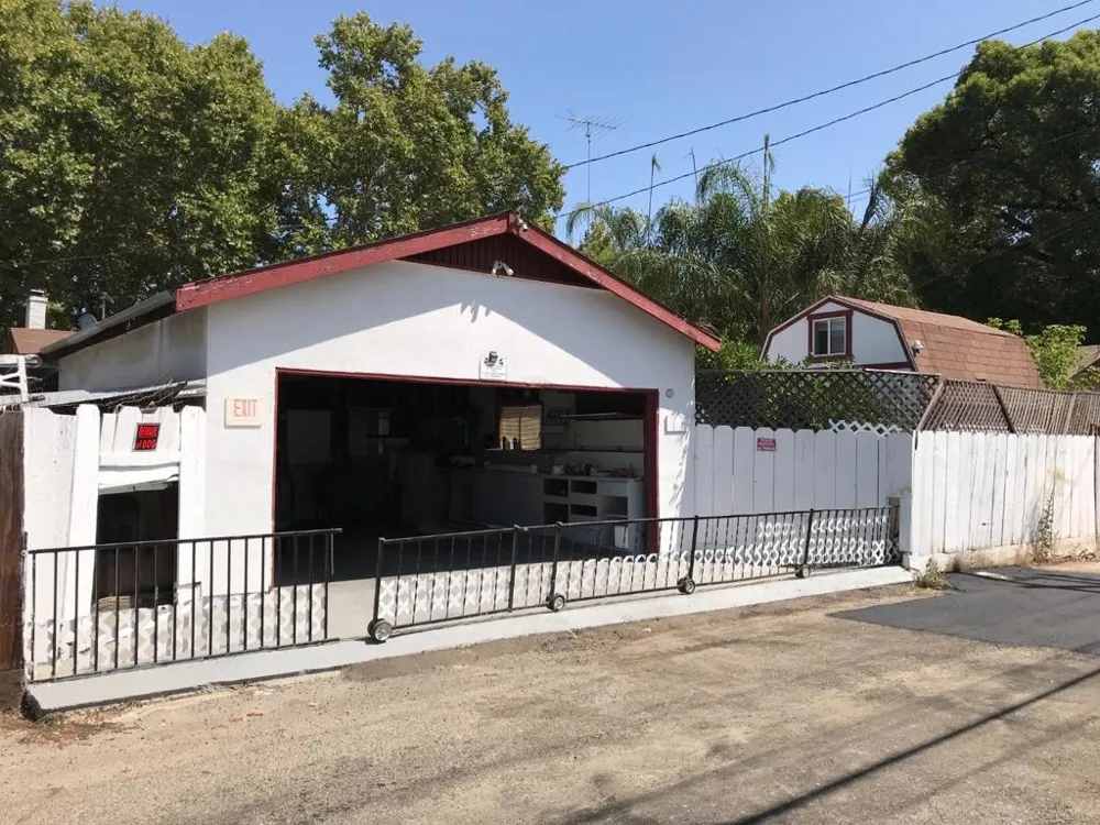 208 Yosemite Avenue Modesto, CA 95351
