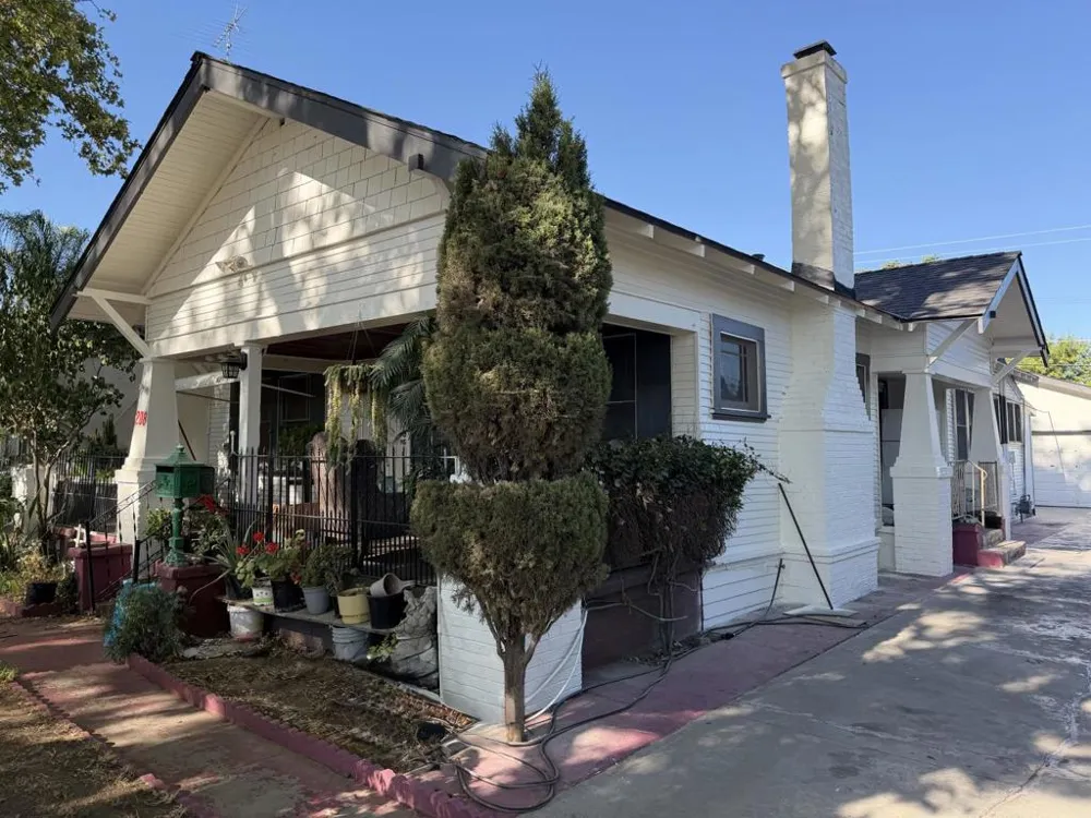 208 Yosemite Avenue Modesto, CA 95351