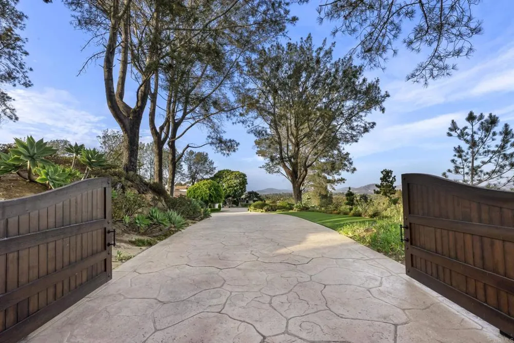 4704 El Mirar Rancho Santa Fe, CA 92067