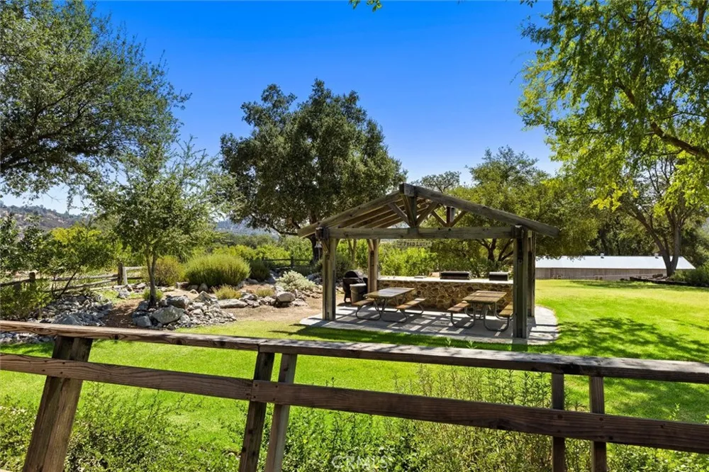 7172 Town Creek Paso Robles, CA 93446