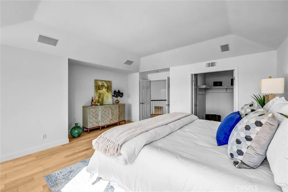 70 Fairlake Irvine, CA 92614