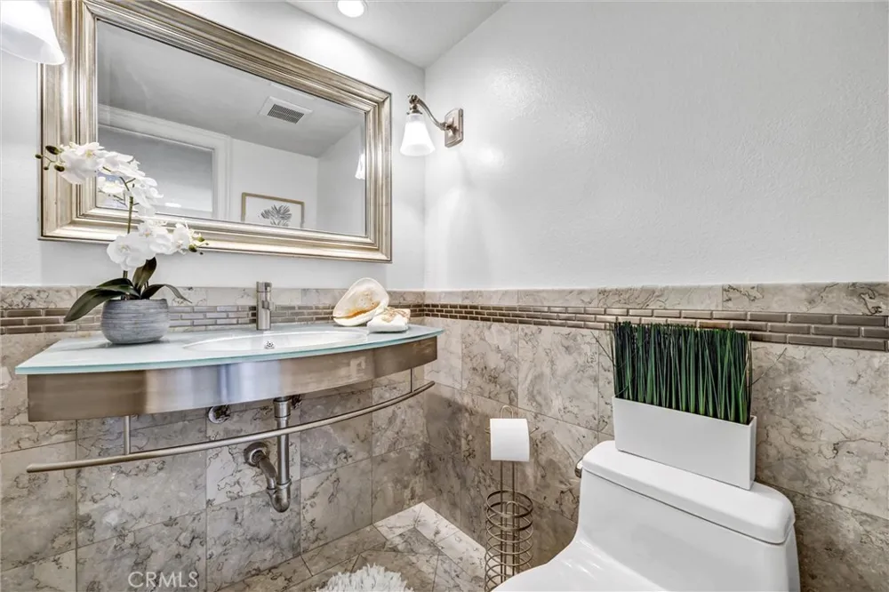 70 Fairlake Irvine, CA 92614