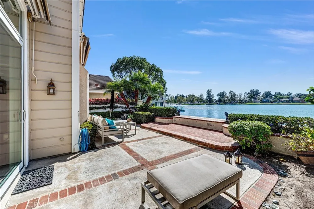 70 Fairlake Irvine, CA 92614