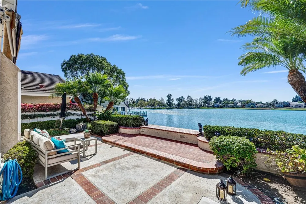 70 Fairlake Irvine, CA 92614