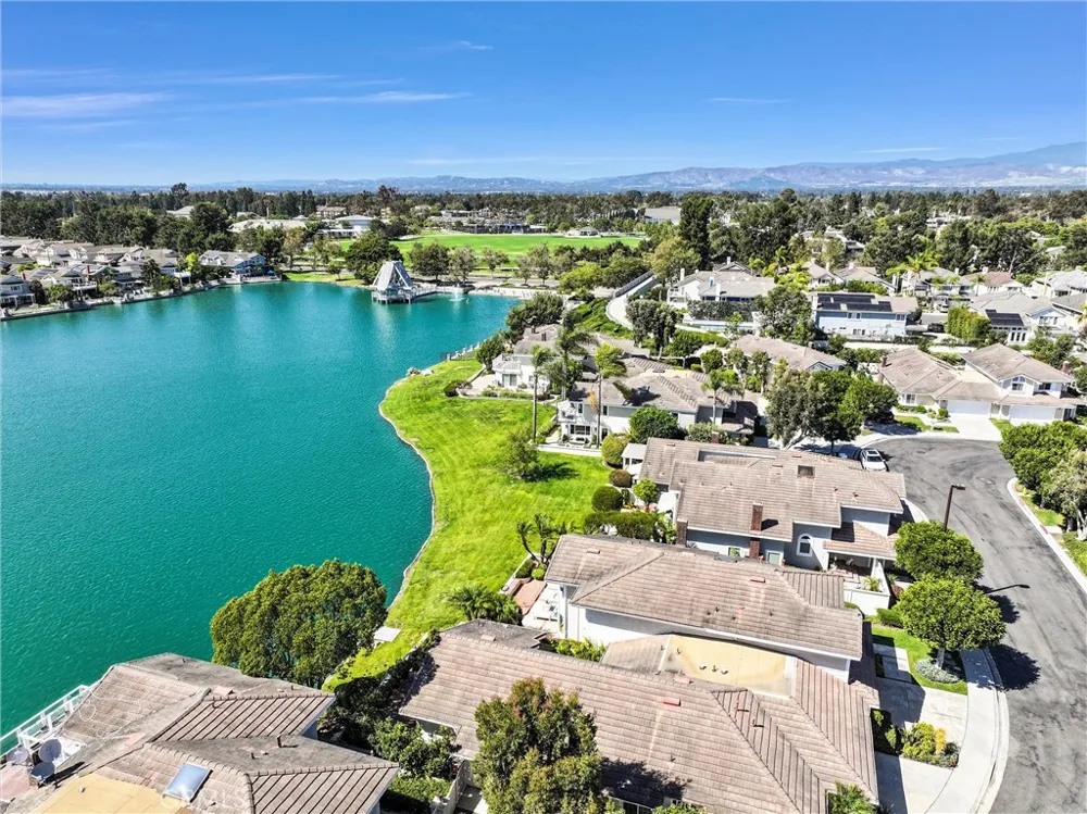 70 Fairlake Irvine, CA 92614