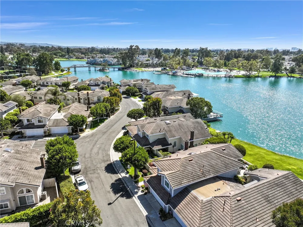 70 Fairlake Irvine, CA 92614