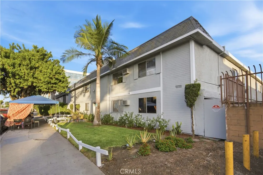 14542 Saticoy Van Nuys, CA 91405