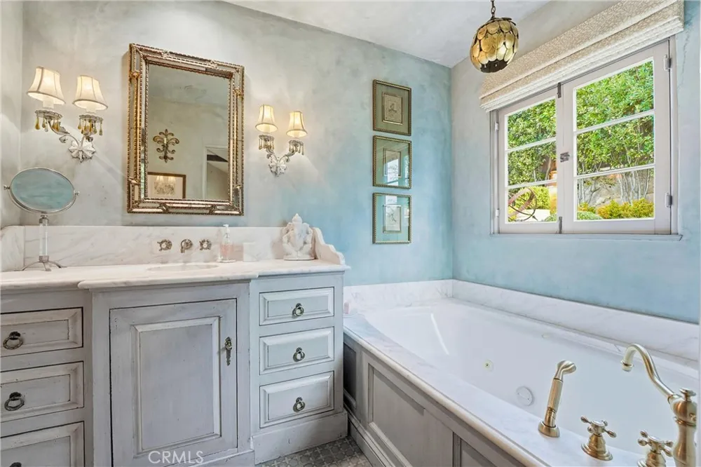 260 High Laguna Beach, CA 92651