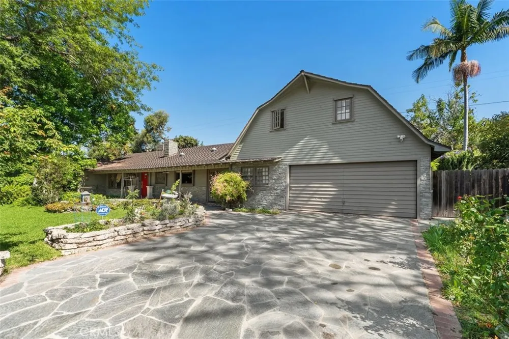 919 W Sharon Santa Ana, CA 92706