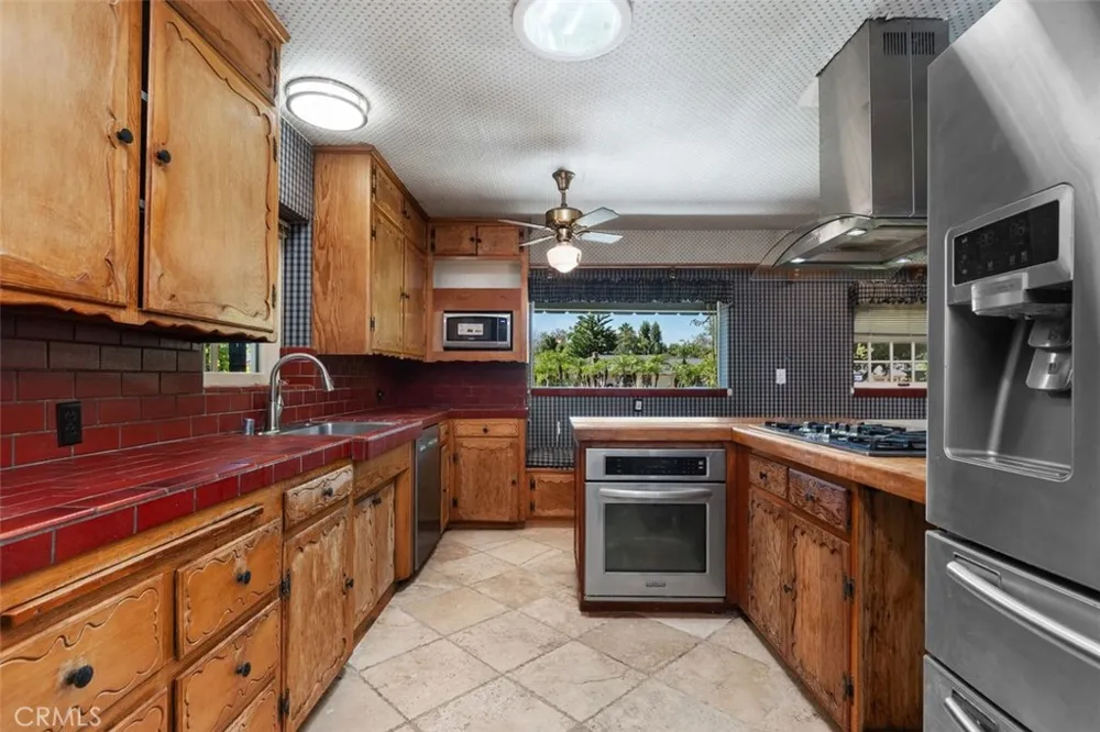 919 W Sharon Santa Ana, CA 92706