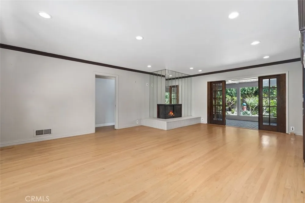 919 W Sharon Santa Ana, CA 92706