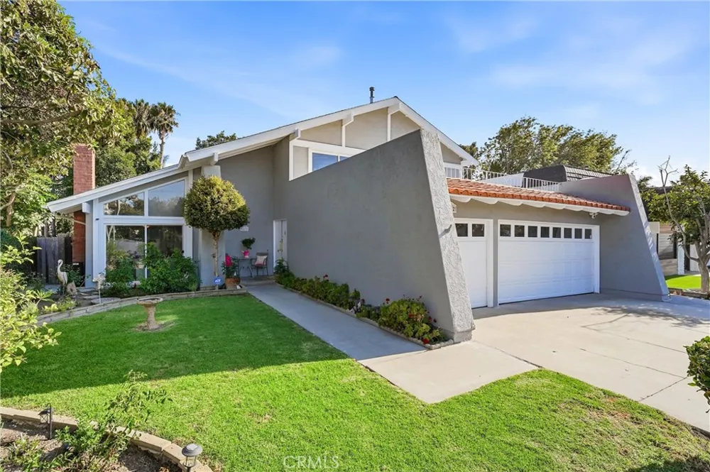 5872 Meadowbrook Drive Huntington Beach, CA 92649