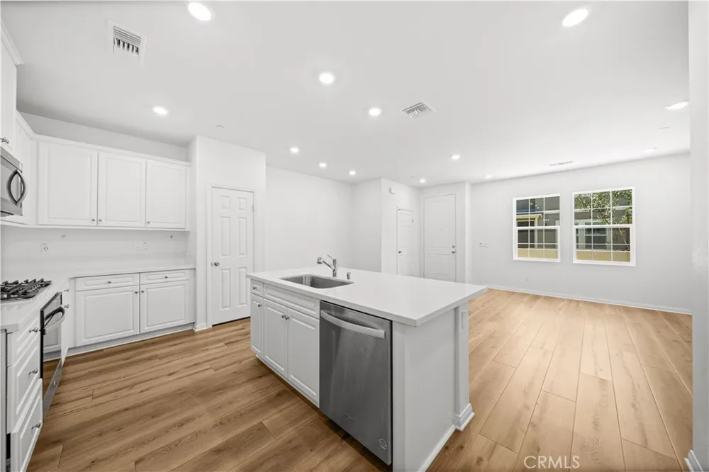 3923 E Carmel Privado Ontario, CA 91761