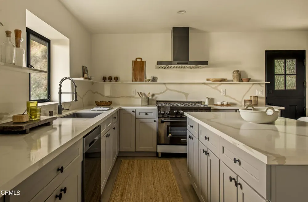 2994 Durand Drive Los Angeles, CA 90068