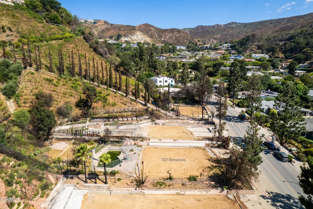 1227 Bienveneda Avenue Los Angeles, CA 90272