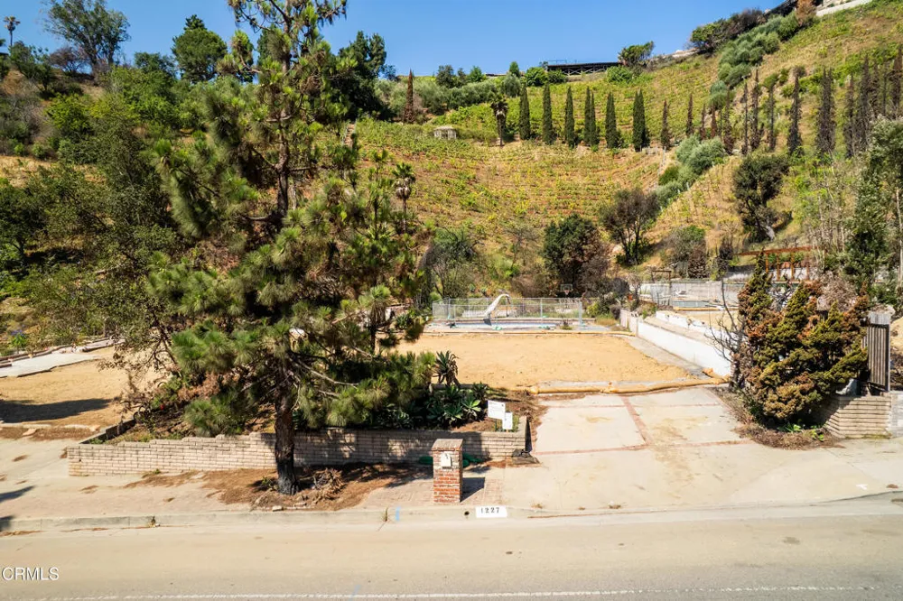 1227 Bienveneda Avenue Los Angeles, CA 90272
