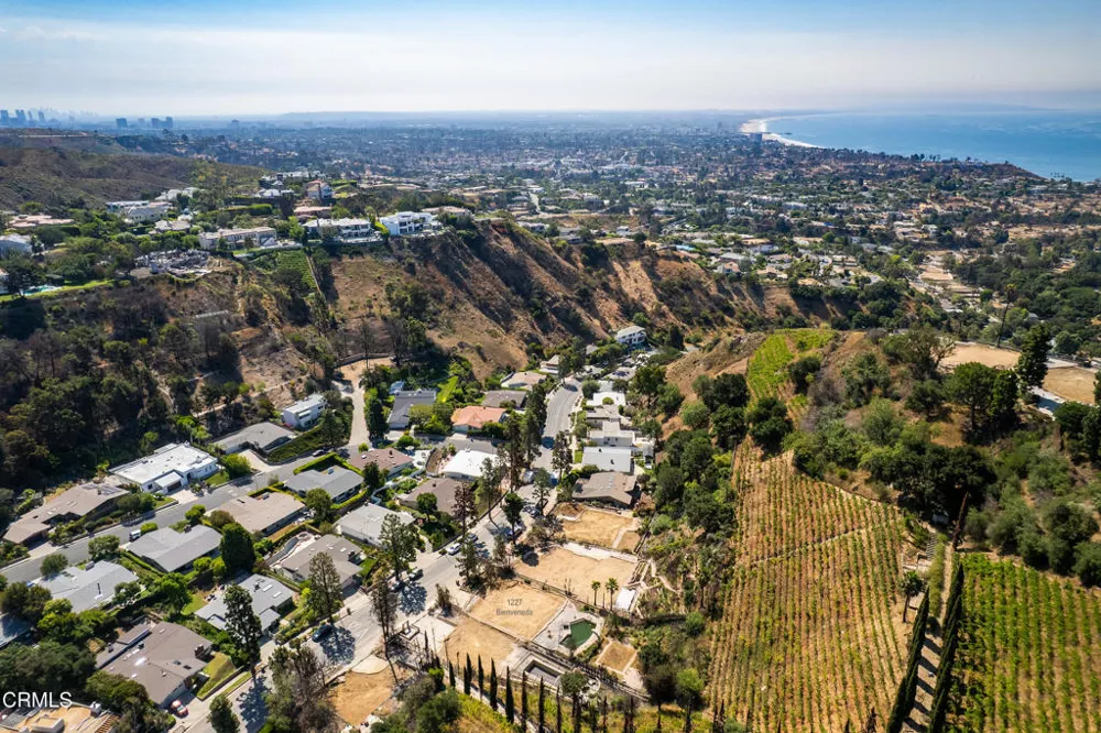 1227 Bienveneda Avenue Los Angeles, CA 90272
