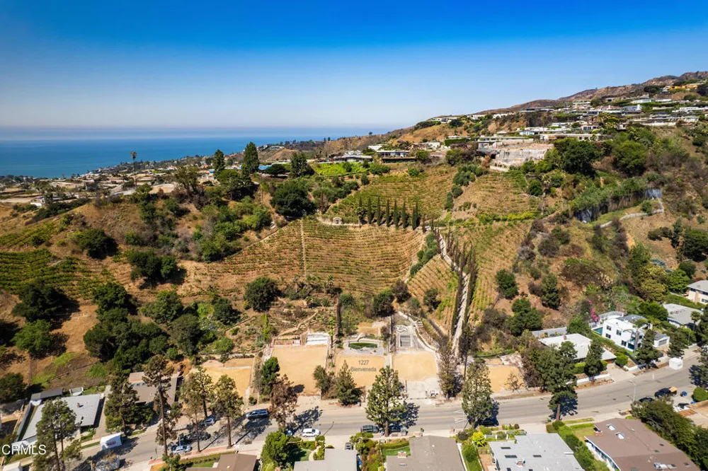 1227 Bienveneda Avenue Los Angeles, CA 90272