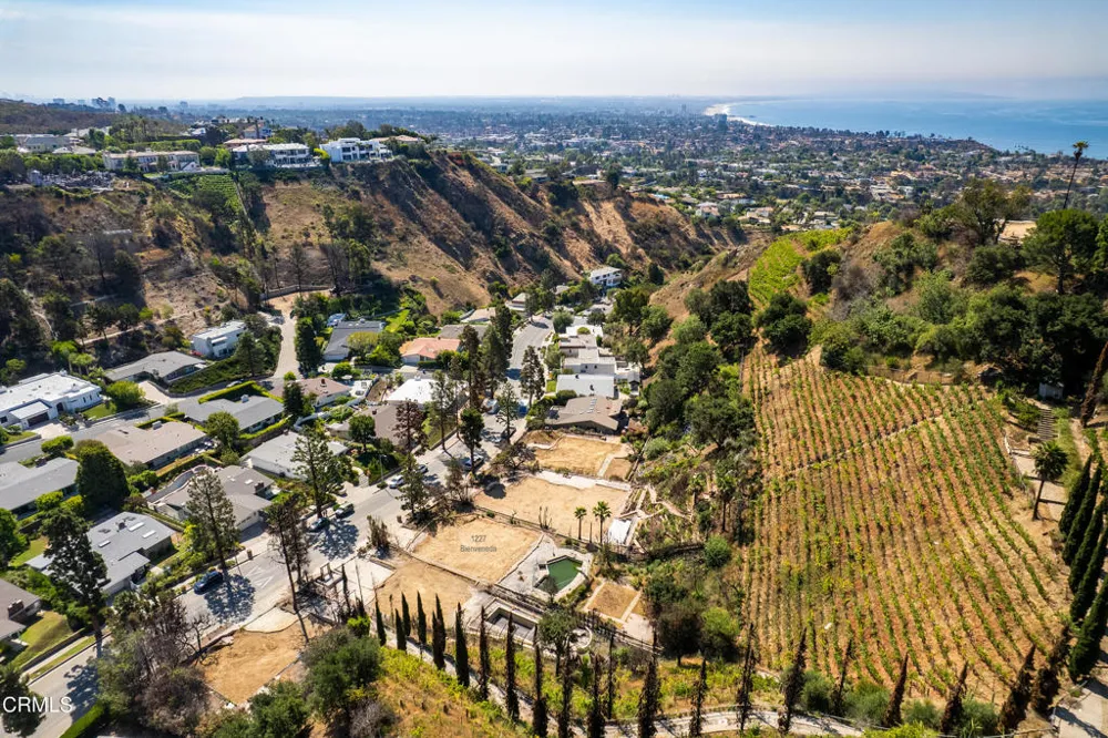1227 Bienveneda Avenue Los Angeles, CA 90272