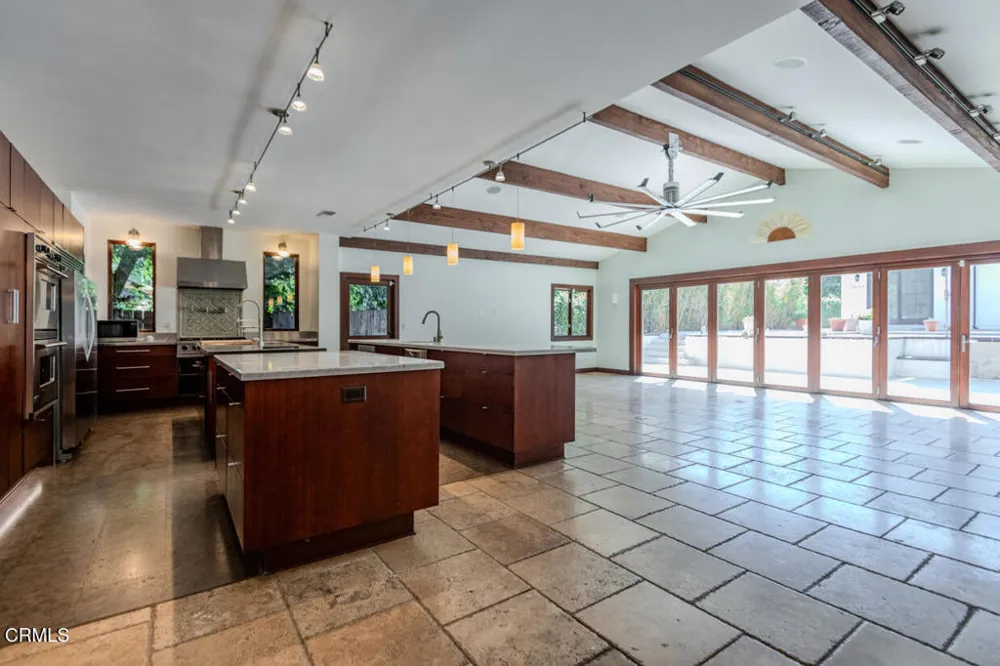 4819 Oakwood Avenue La Canada Flintridge, CA 91011