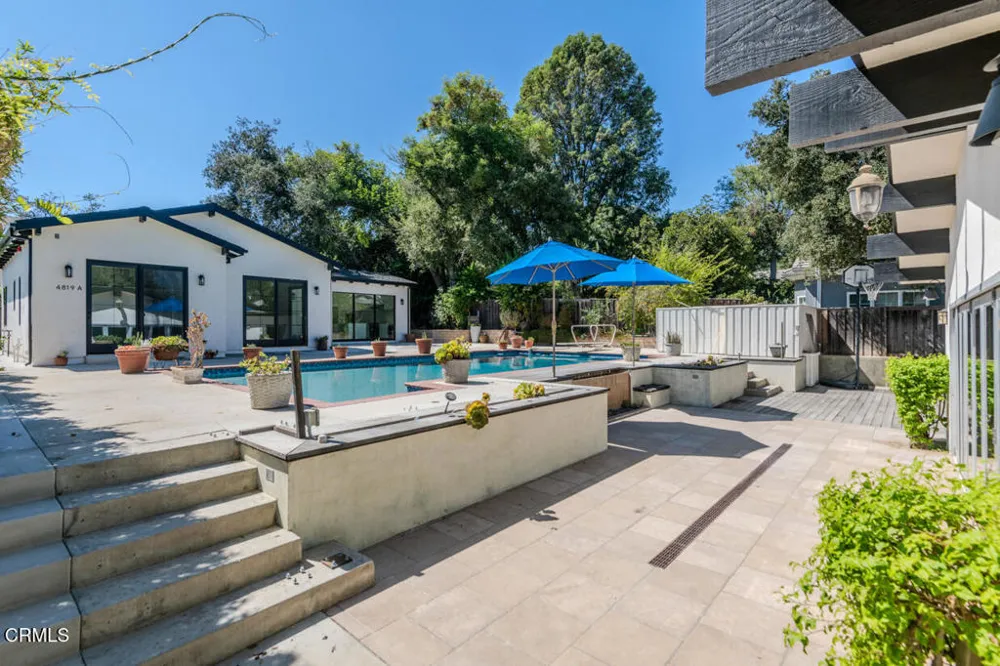 4819 Oakwood Avenue La Canada Flintridge, CA 91011