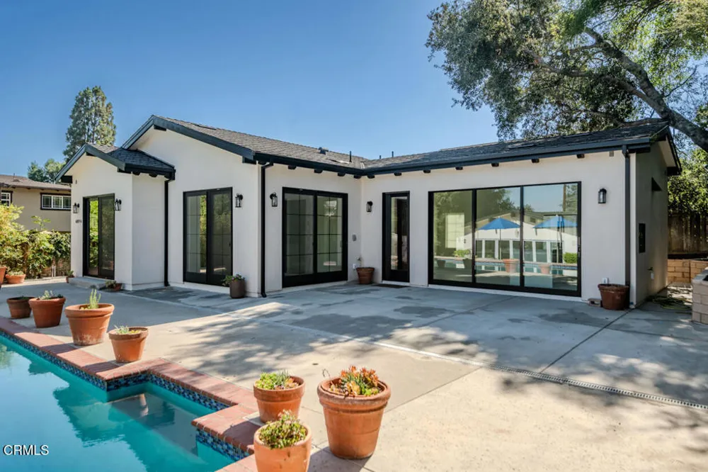 4819 Oakwood Avenue La Canada Flintridge, CA 91011